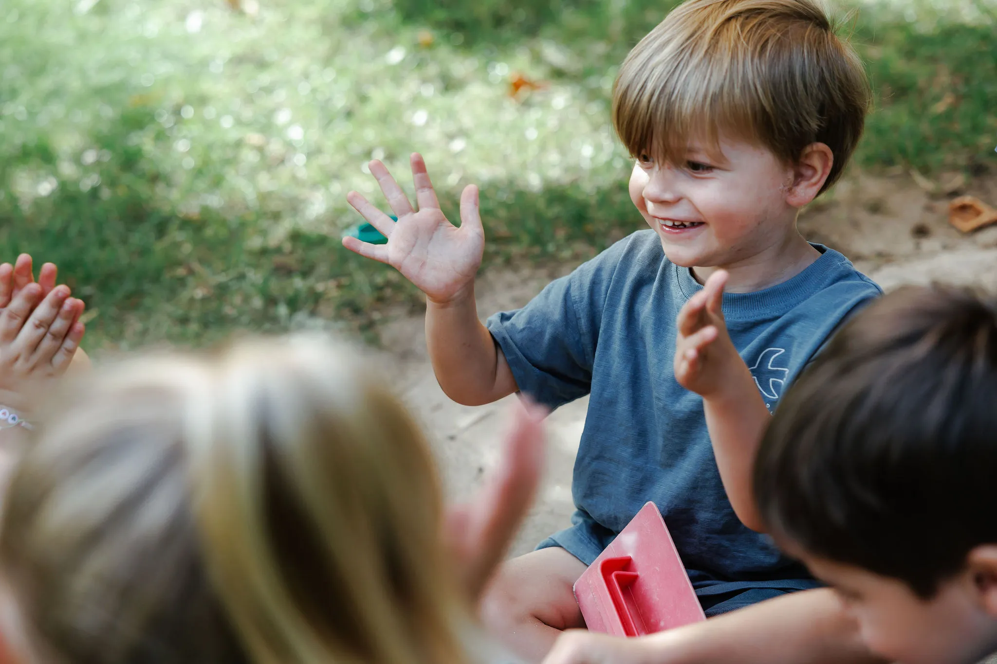 Kinderen klappen in de handen bij kinderopvang Kind&co ludens