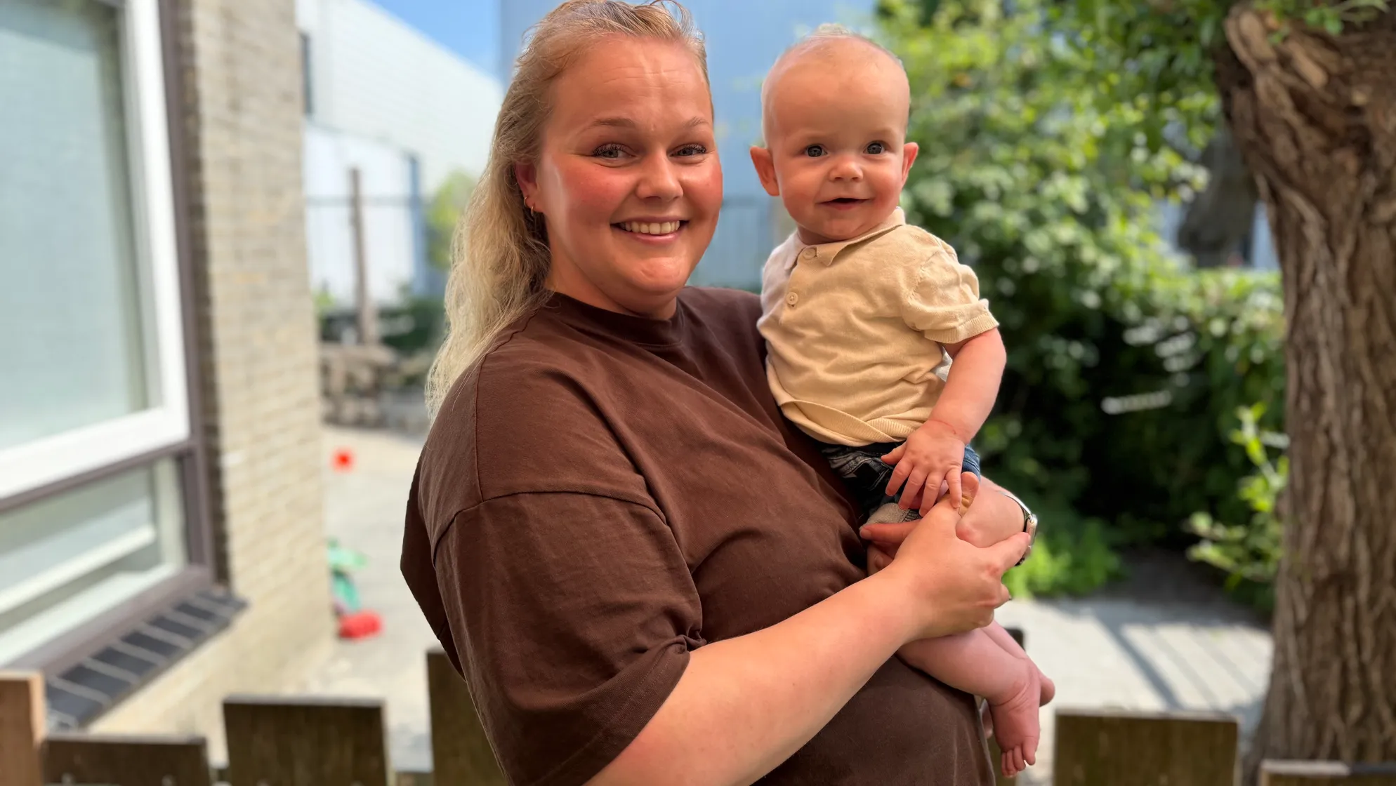 Baby op de groep met pedagogisch professional