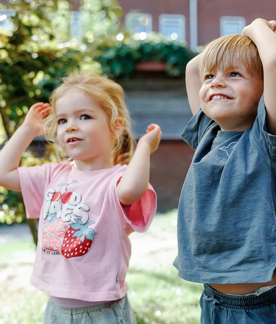 Kinderen spelen enthousiast buiten bij kinderopvang Kind&co ludens