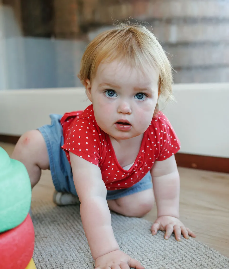 Kind kruipt richting camera bij kinderopvang Kind&co ludens