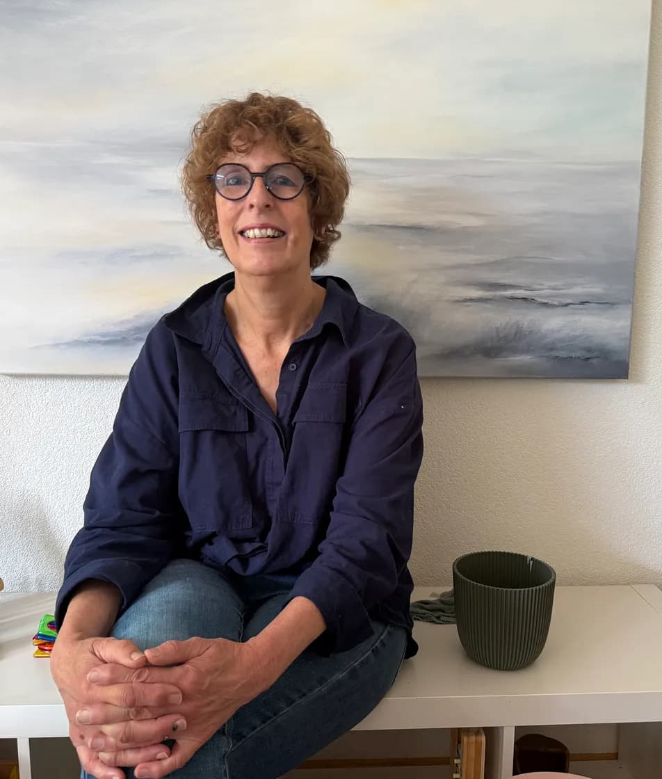 Gerdien is gastouder en poseert in de camera