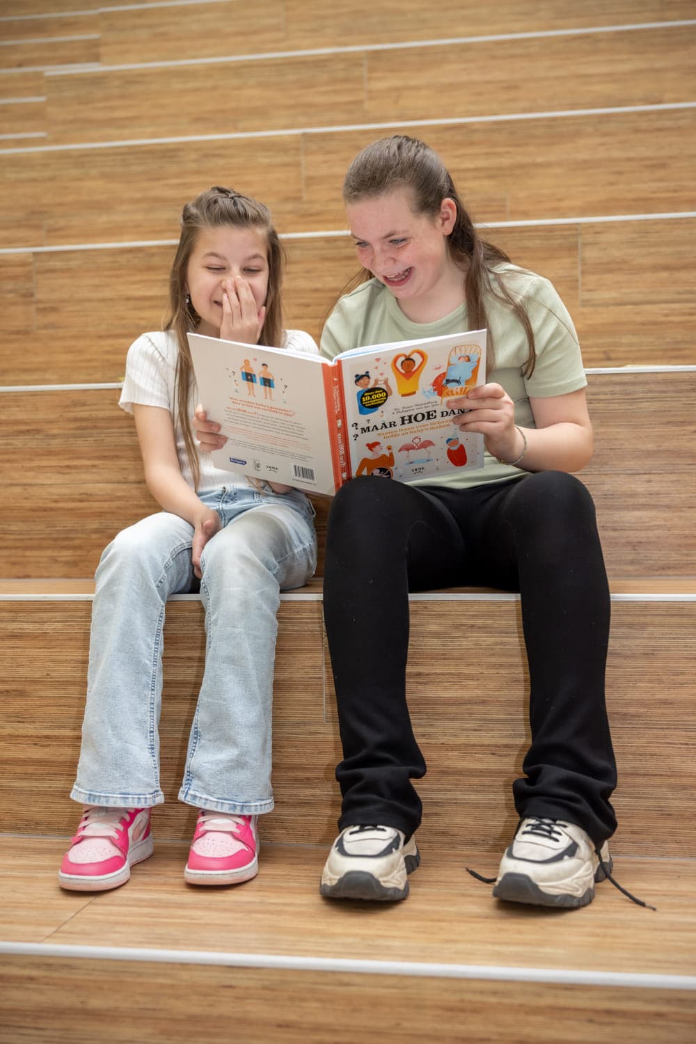 Kinderen lezen samen een grappig boek bij kinderopvang Kind&co ludens