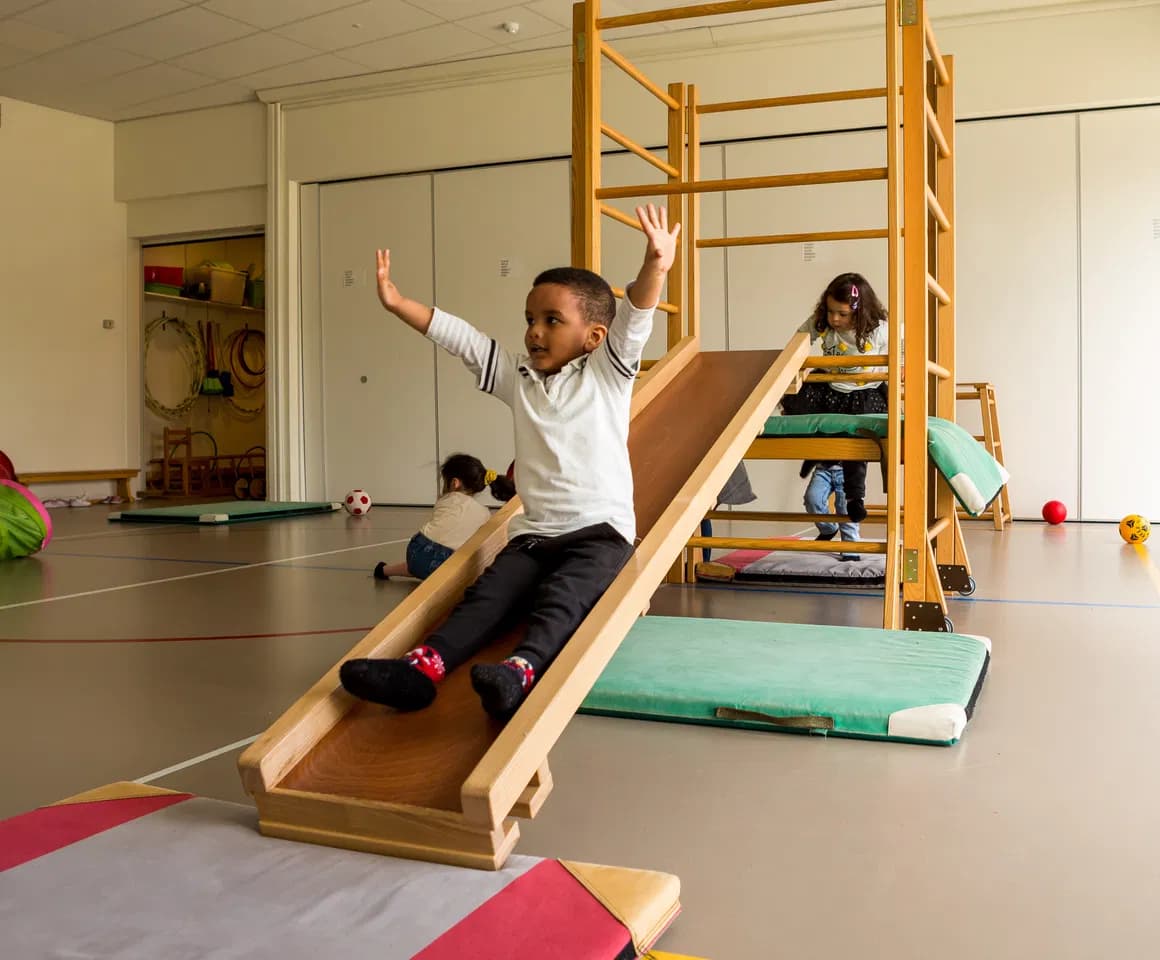 PG - standaard - kinderen - gymzaal - glijden