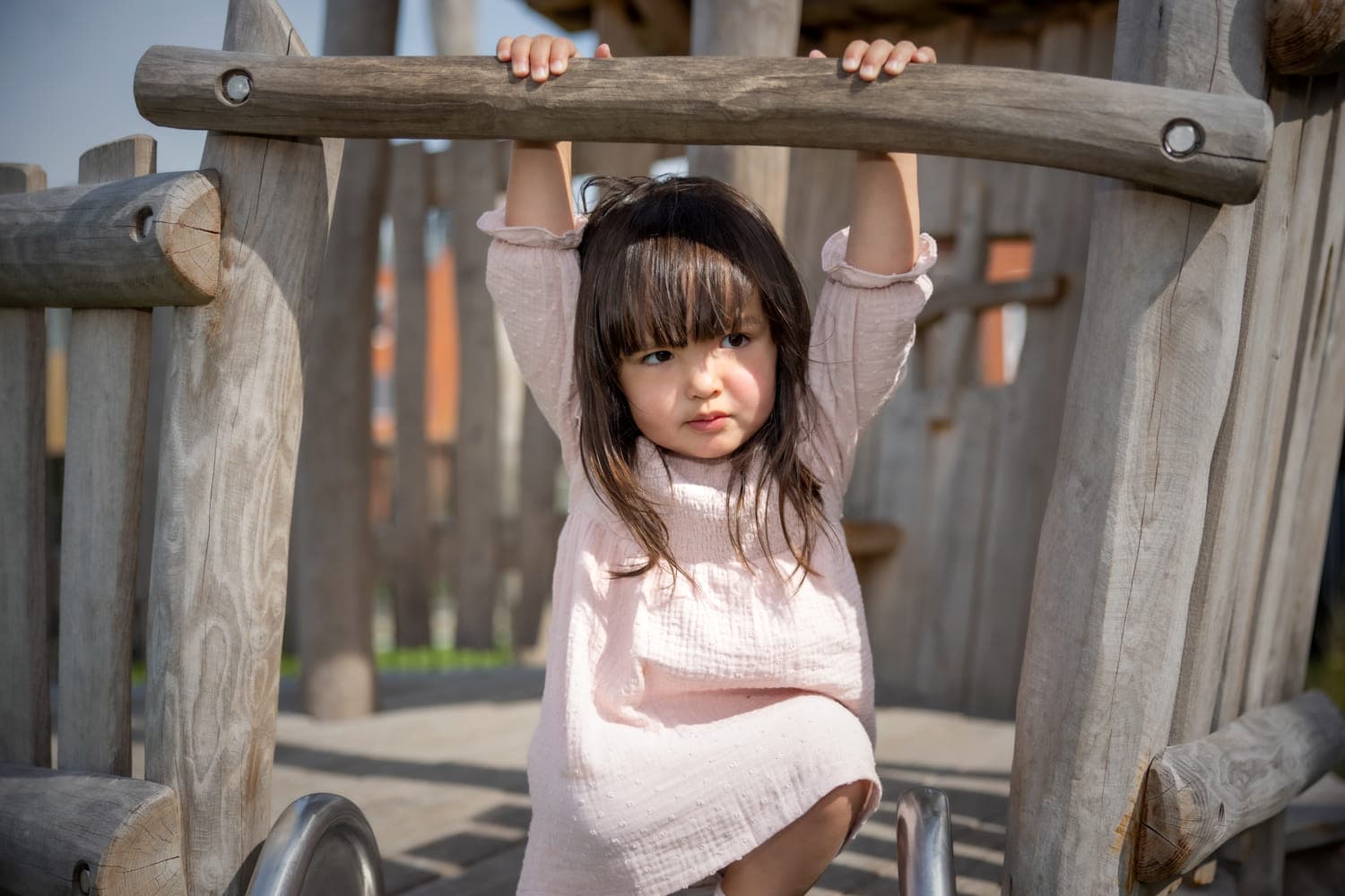 Kind speelt buiten bij kinderopvang Kind&co ludens