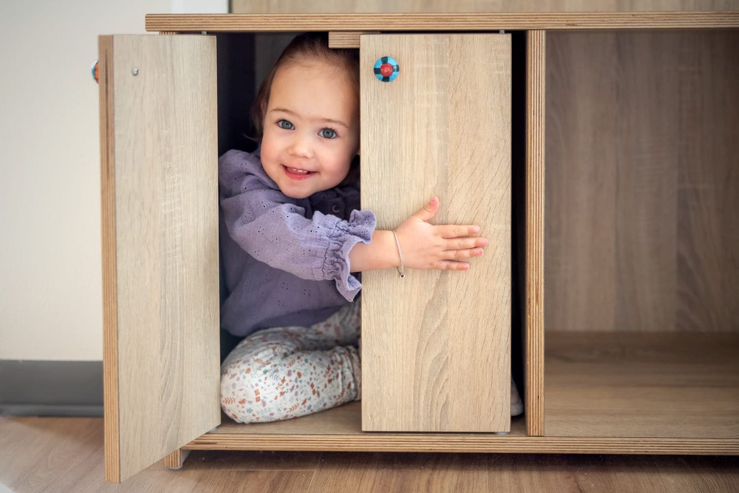 Kind speelt kiekeboe bij kinderopvang Kind&co ludens