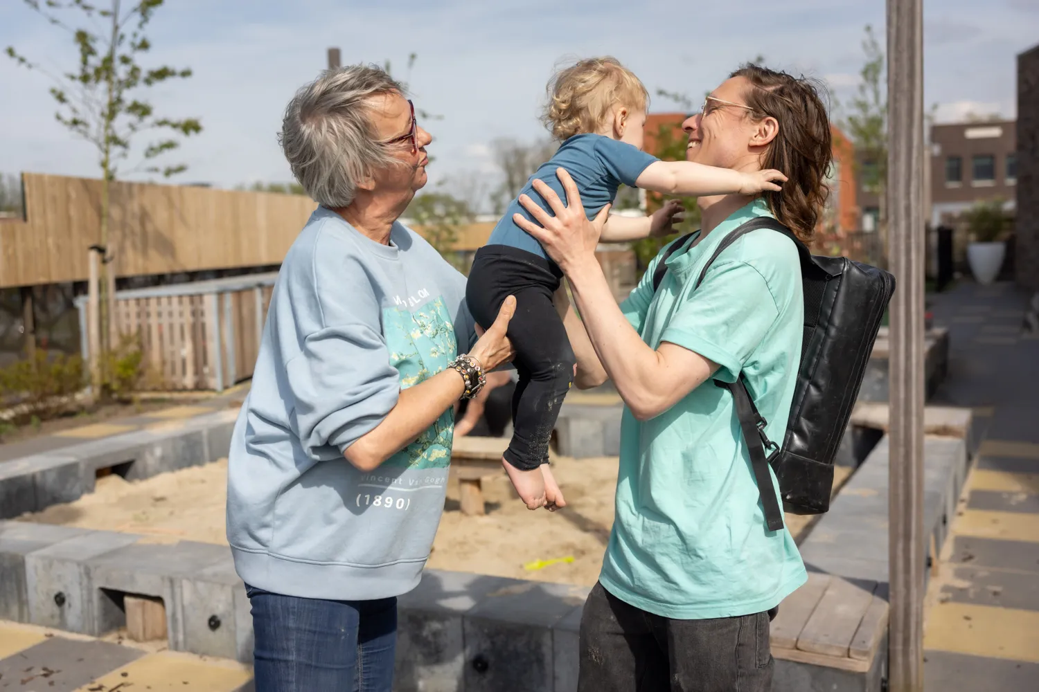 Pedagogisch medewerker geeft overdracht aan ouder bij kinderopvang Kind&co ludens