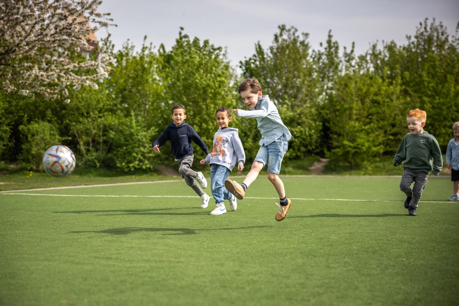 Kinderen voetballen bij kinderopvang Kind&co ludens