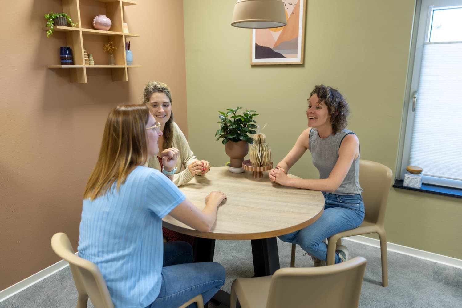 Pedagogisch medewerkers zijn in overleg bij kinderopvang Kind&co ludens