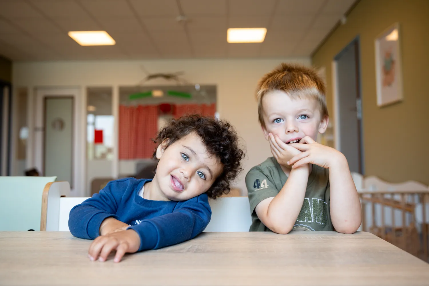 Kinderen zitten aan tafel bij kinderopvang Kind&co ludens