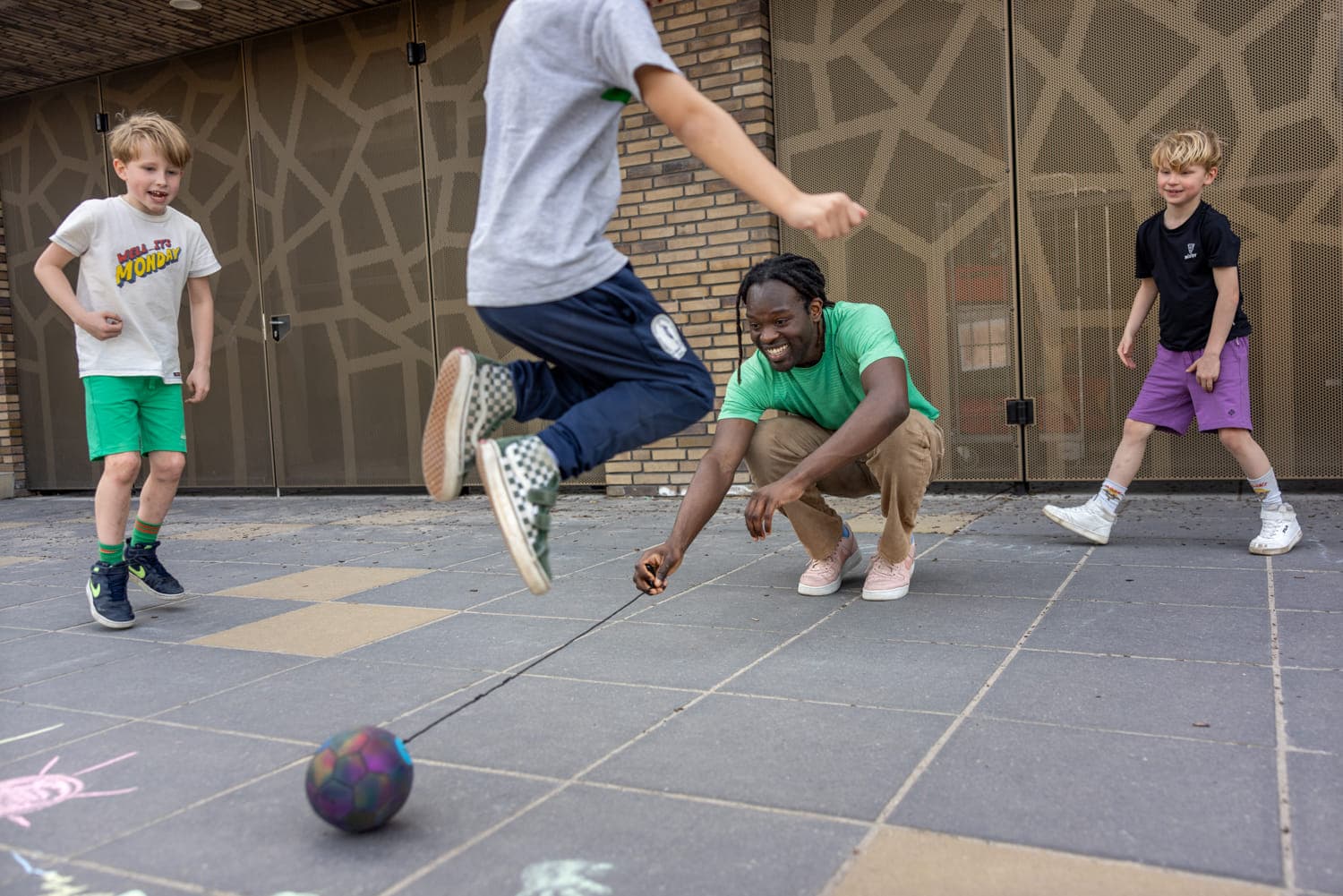 Kinderen spelen een voetbalspel bij kinderopvang Kind&co ludens