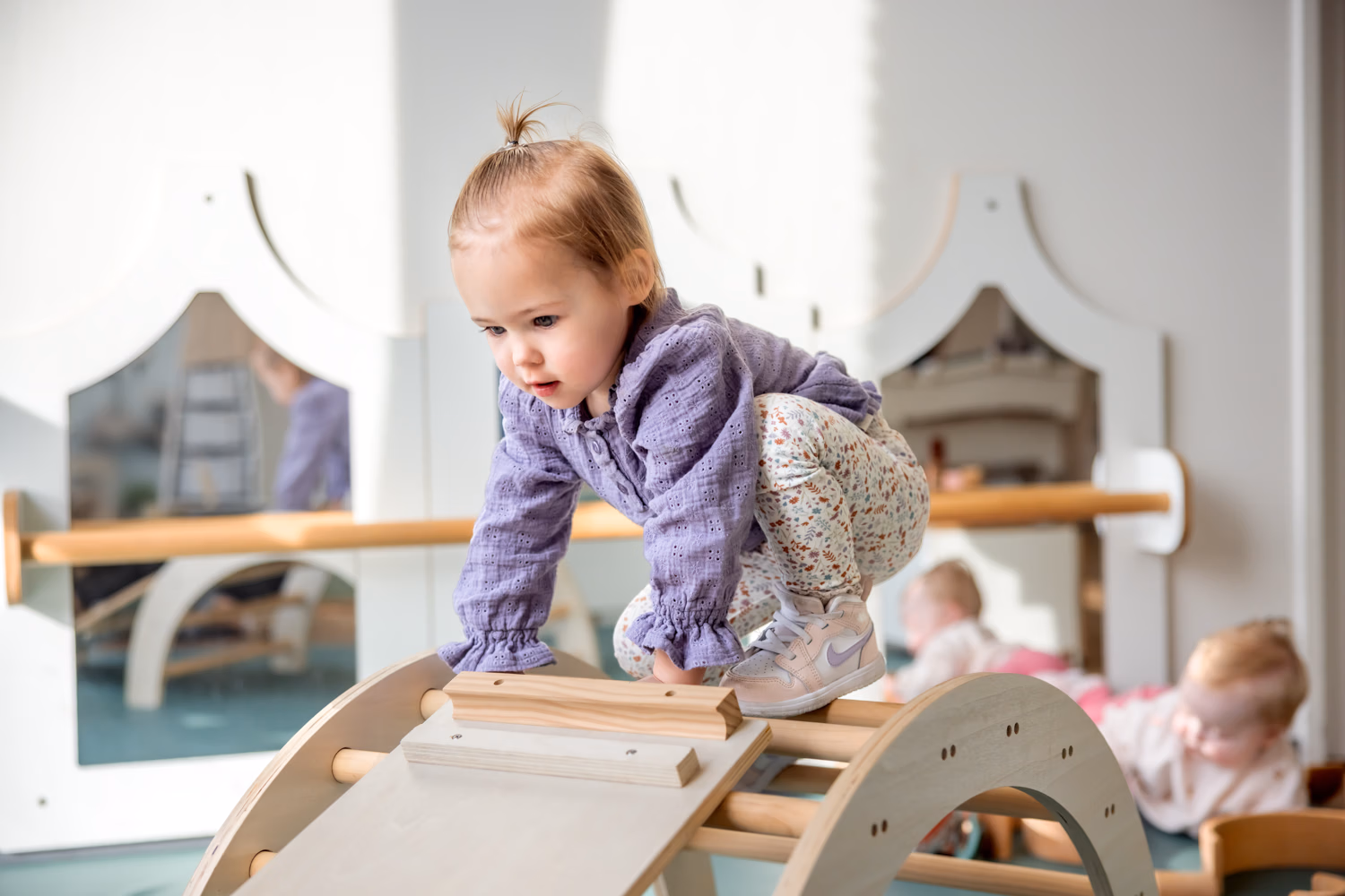 Kind klimt op klimrekje bij kinderopvang Kind&co ludens