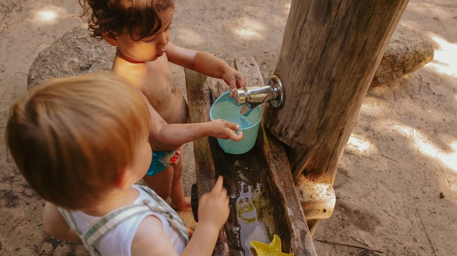 KDV - standaard - buitenspelen - kinderen - modder - water