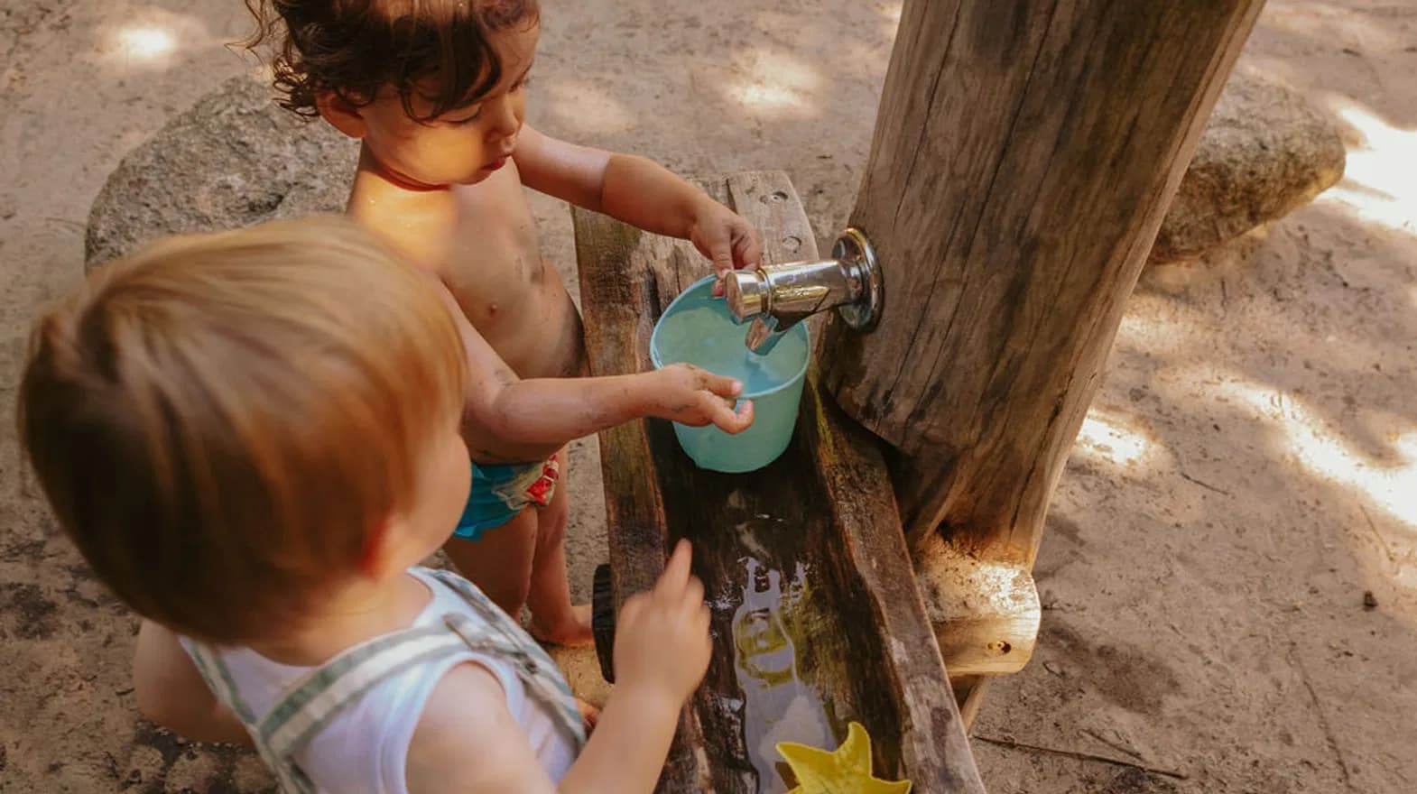 KDV - standaard - buitenspelen - kinderen - modder - water