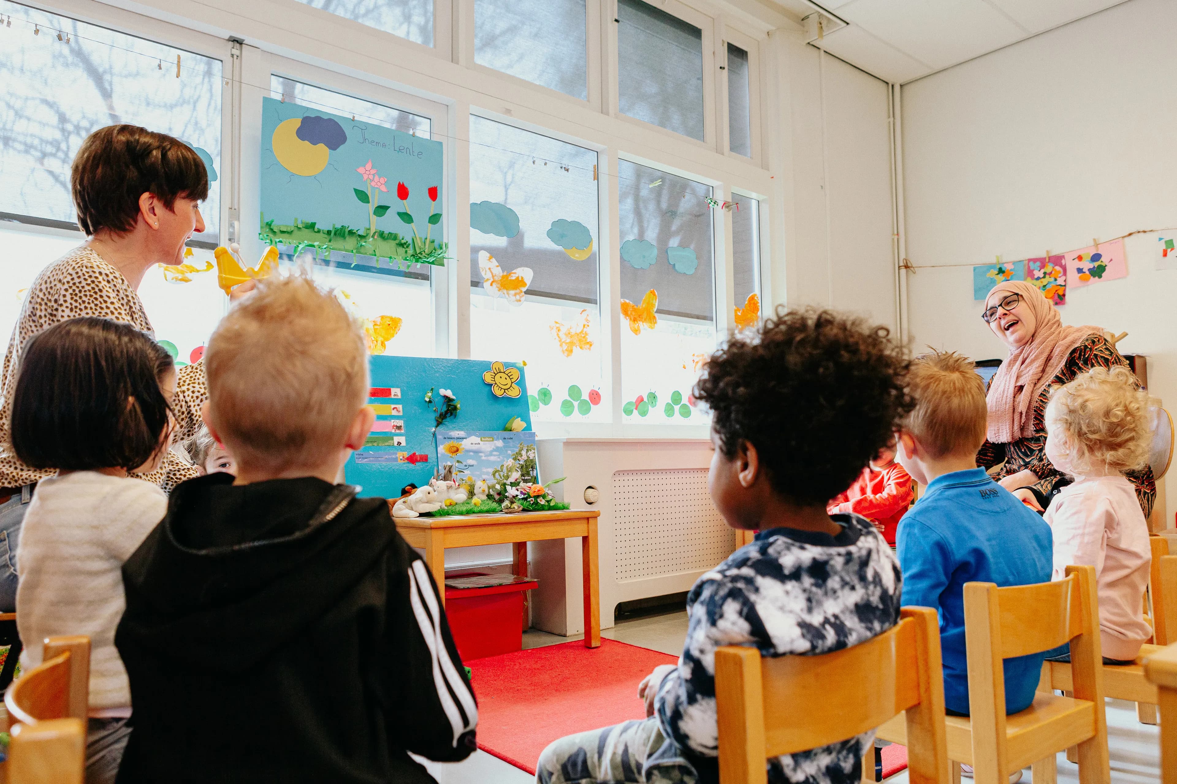 Kinderen zitten in kring bij Kind&co ludens