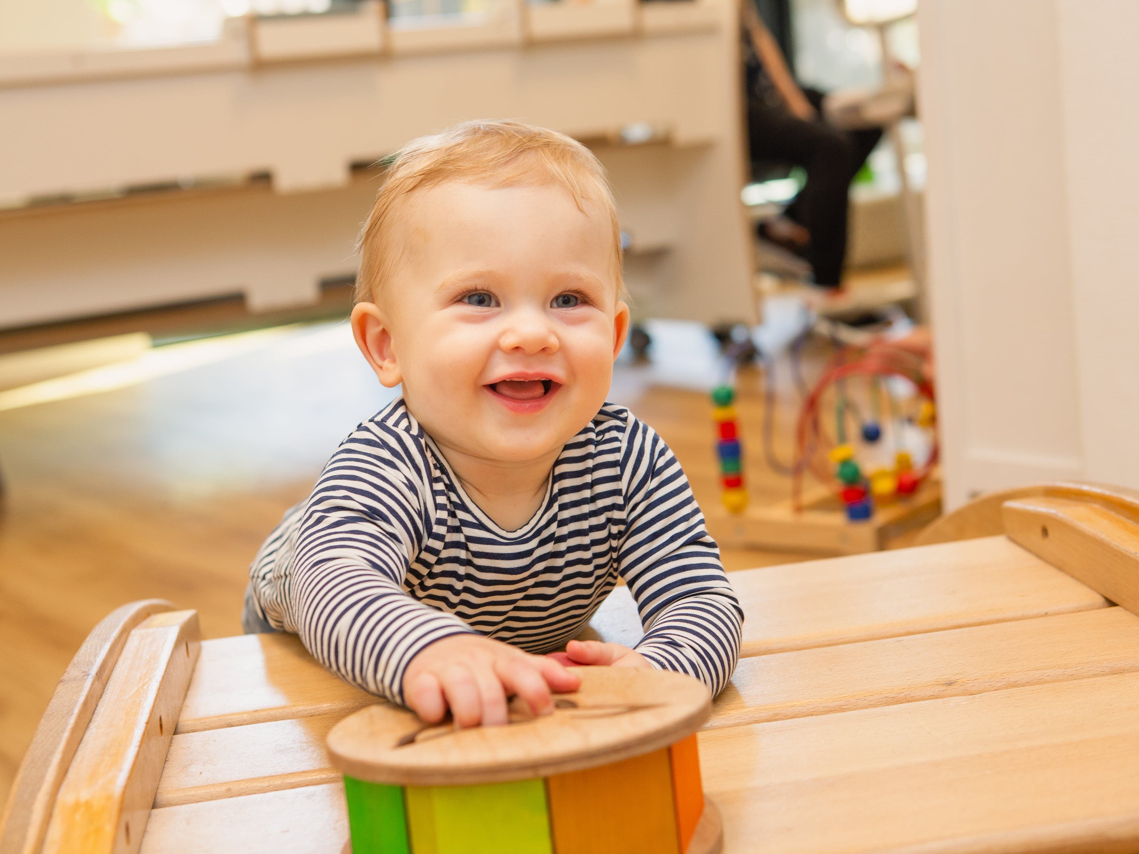 Kind klimt op speeltoestel bij kinderopvang Kind&co ludens