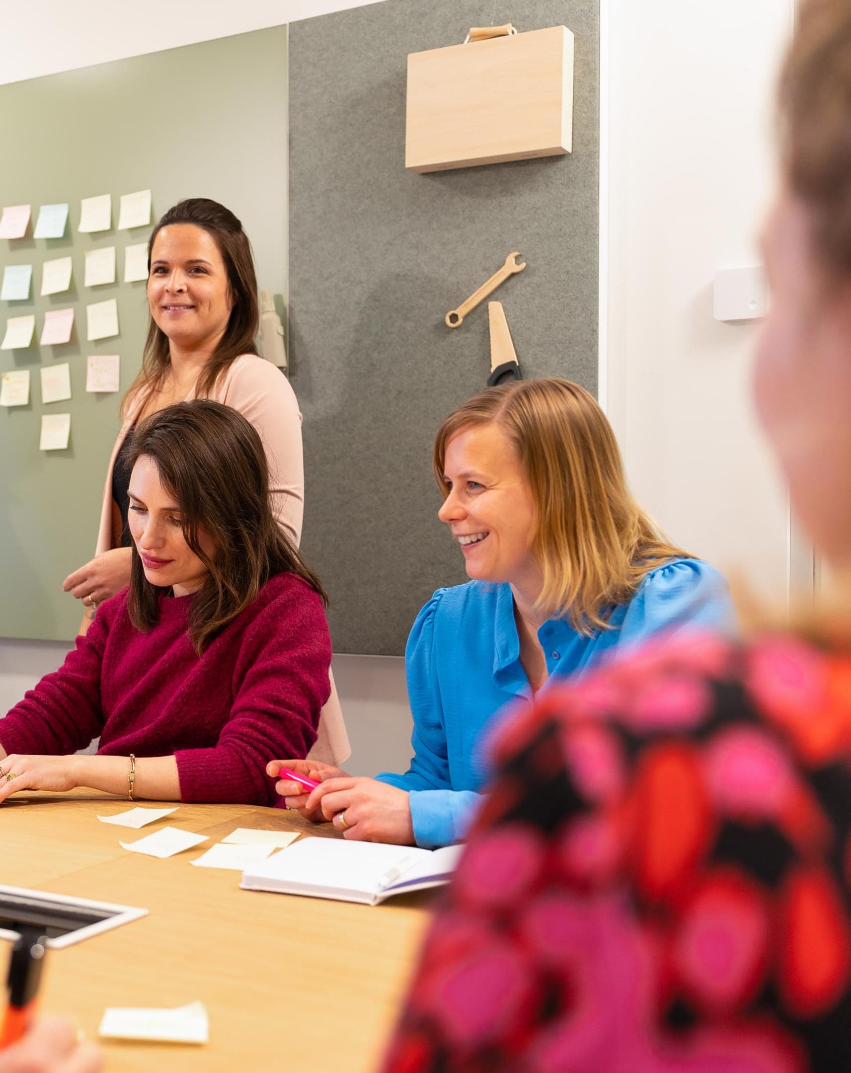 Collega's in een vergadering op ons servicekantoor