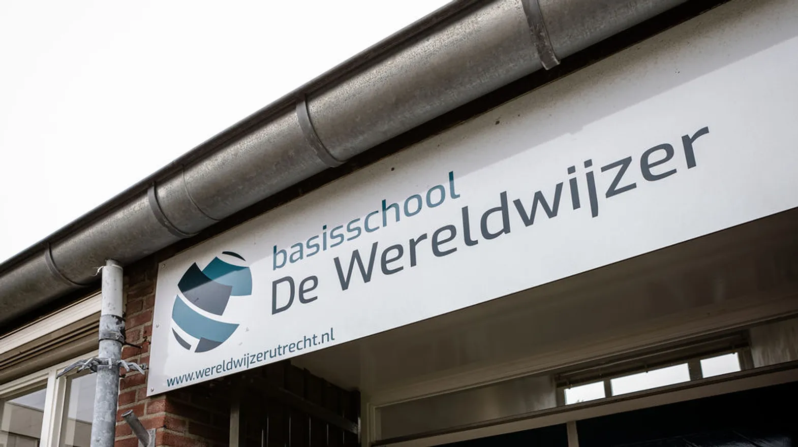 Naambord van de school waar buitenschoolse opvang Wereldwijzer in gevestigd zit, Kind&co ludens