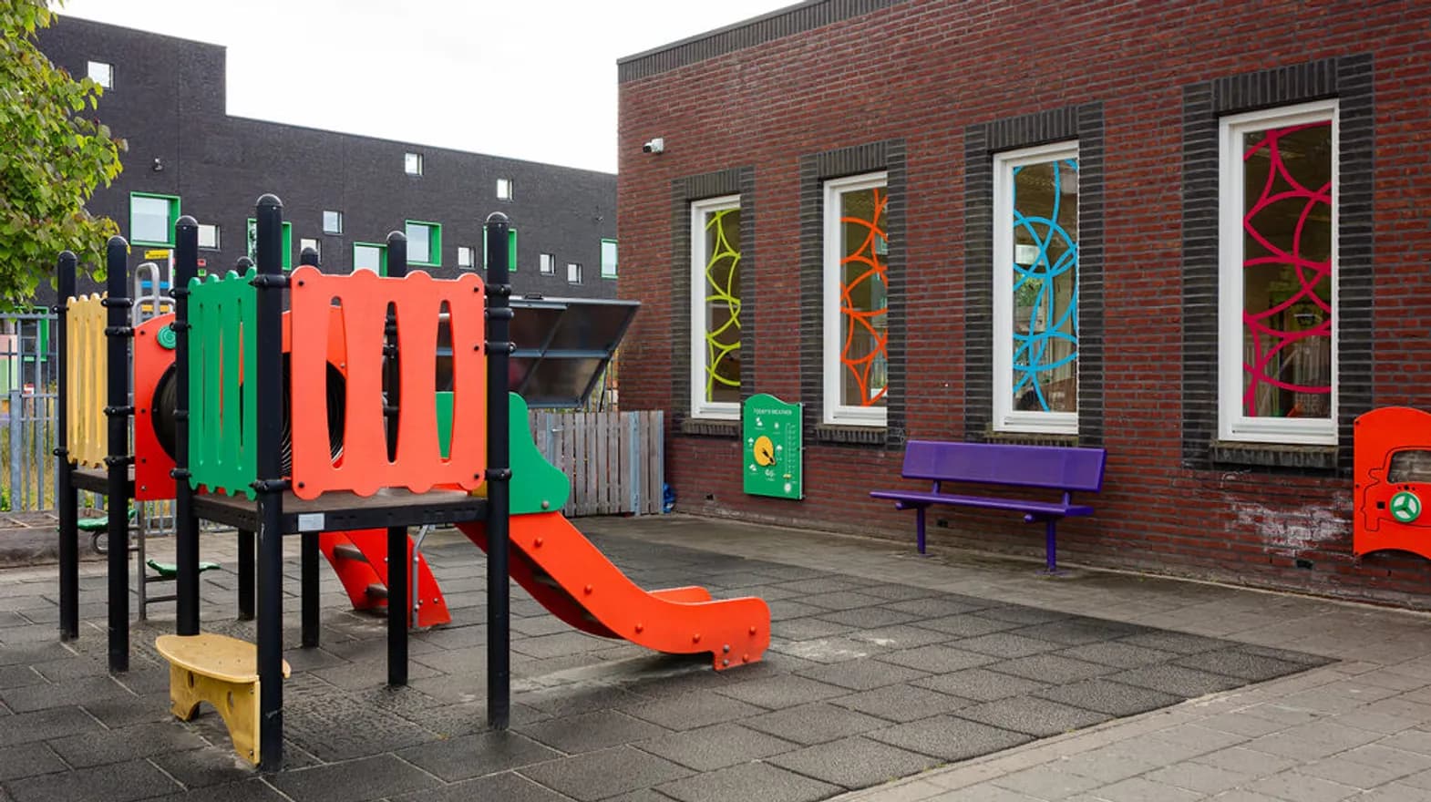 Het klimtoestel in de tuin van peuteropvang El Warda bij kinderopvang Kind&co Ludens