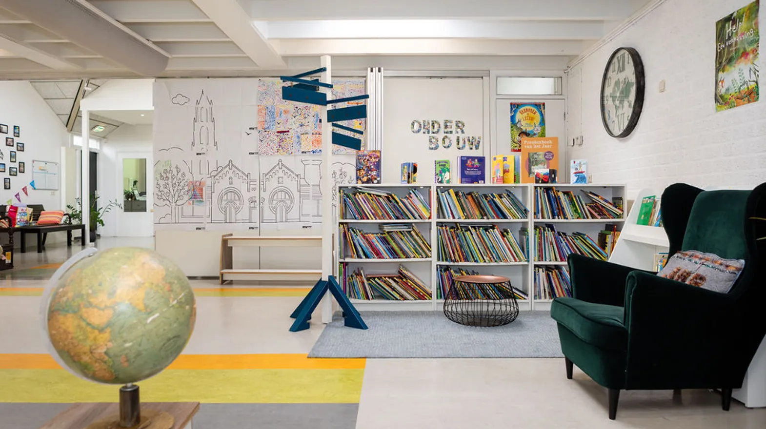 De groepsruimte met leeshoek van buitenschoolse opvang Wereldwijzer, Kind&co ludens