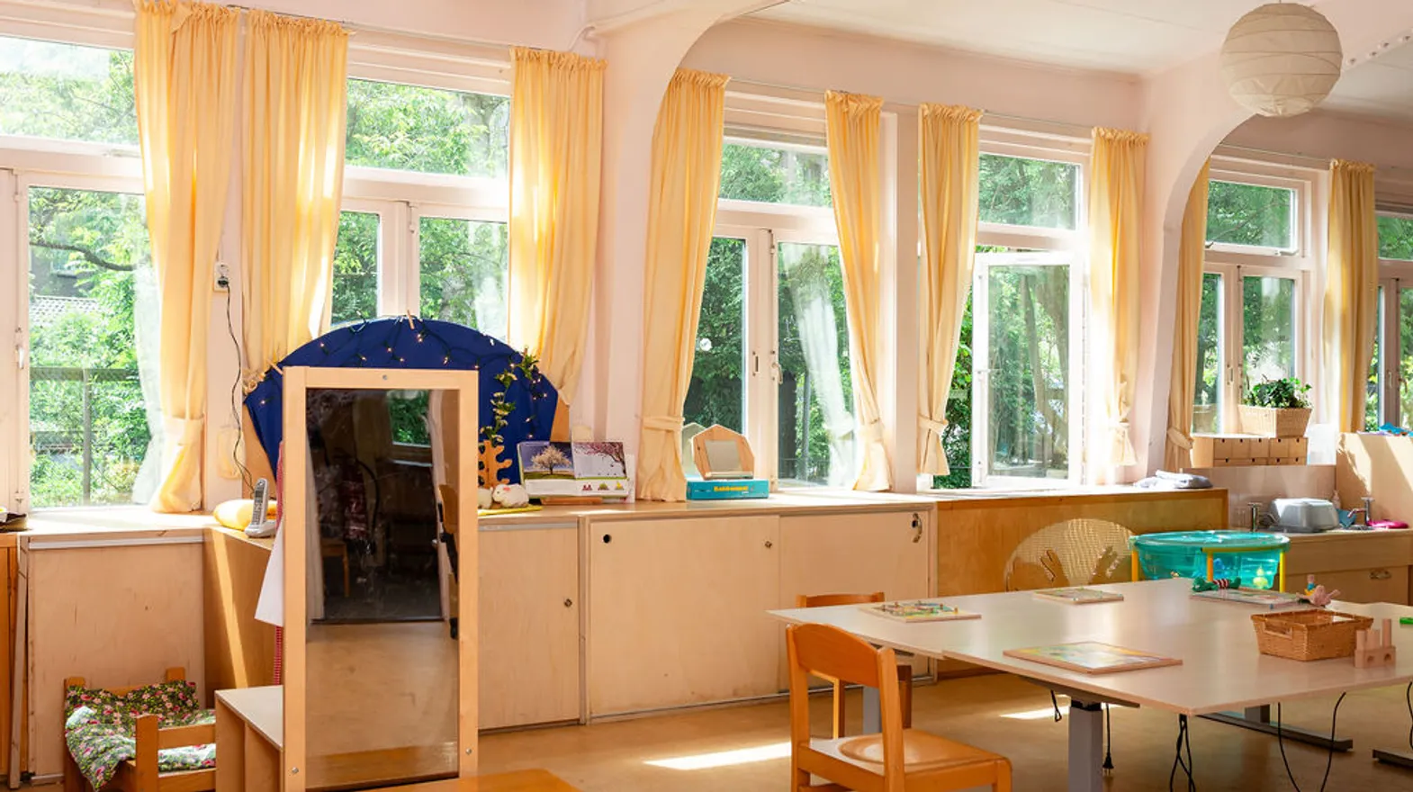 De groepsruimte met verschillende speelhoeken bij Oog in Al bij kinderopvang Kind&co Ludens