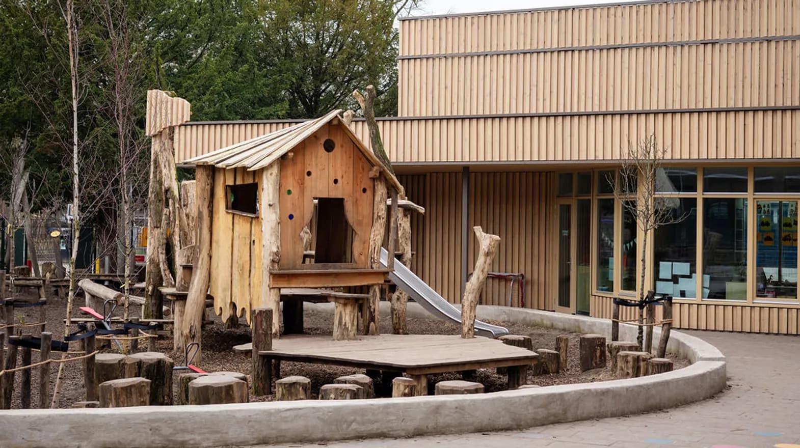 Het buitenspeeltoestel van BSO Kikkersloot bij Kind&co ludens