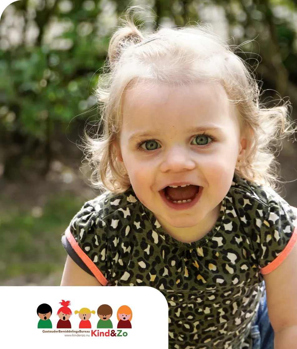 Blij kind speelt buiten bij gastouderopvang Kind & Zo.