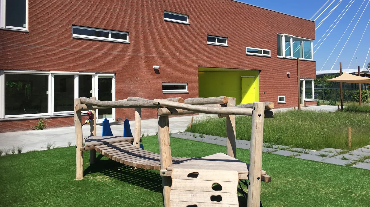 Gebouw en buitenruimte bij kinderdagverblijf Utrecht Woudrijk van kinderopvang Kind&co ludens