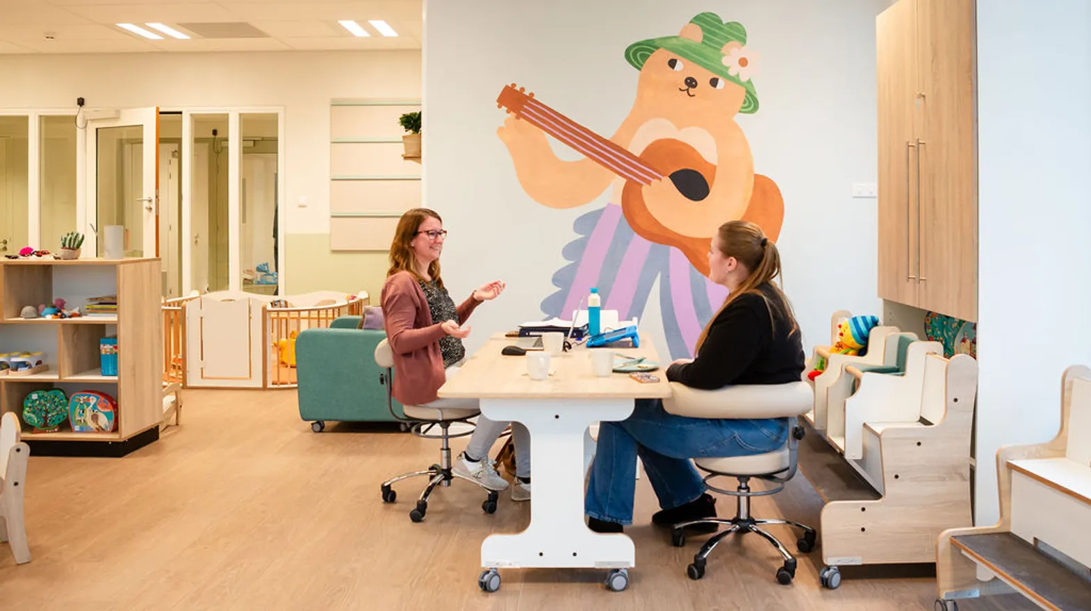 Pedagogisch medewerkers hebben overleg bij buitenschoolse opvang de Triangel, kinderopvang Kind&co Ludens