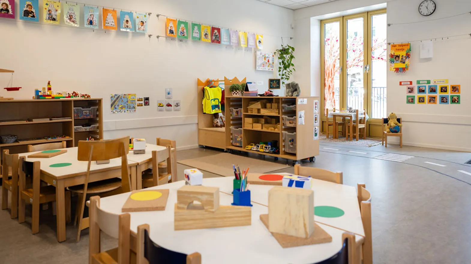 De groepsruimte met verschillende speelhoeken bij peuteropvang Dreumes Dribbel, kinderopvang Kind&co Ludens
