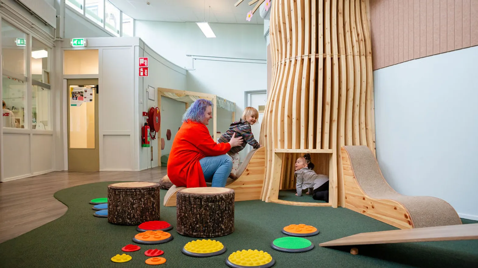 Kind speelt in hal in groet klimboom kinderdagverblijf Nijntje, kinderopvang Kind&co ludens
