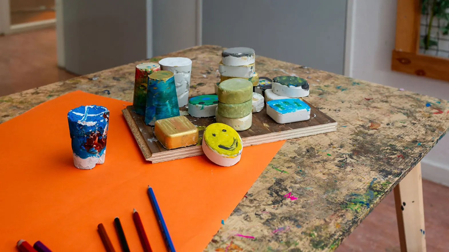 Knutselwerkjes in het atelier bij buitenschoolse opvang Cremertuin, kinderopvang Kind&co Ludens