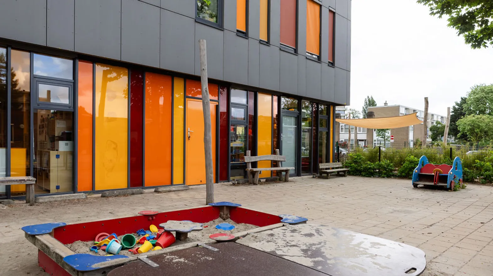 De buitenruimte met zandbak bij peuteropvang Schateiland bij kinderopvang Kind&co Ludens