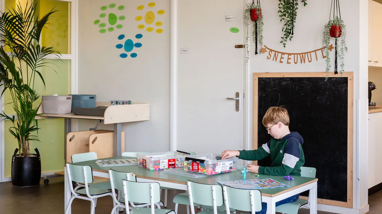 Kind is aan het bouwen aan een tafel bij buitenschoolse opvang IJsbeer, kinderopvang Kind&co ludens