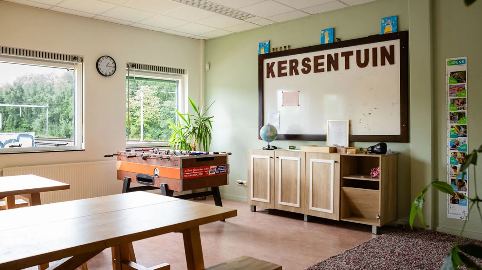 De groepsruimte met tafelvoetbal bij buitenschoolse opvang Cremertuin, kinderopvang Kind&co Ludens