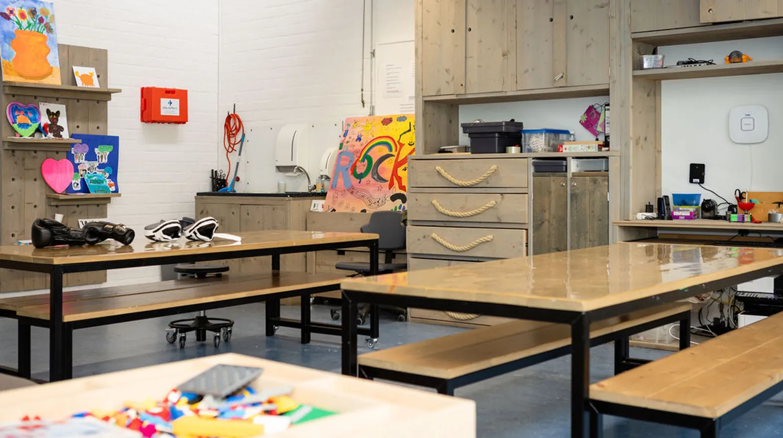 Verschillende speelhoeken in de groepsruimte van buitenschoolse opvang de Jutter, kinderopvang Kind&co Ludens