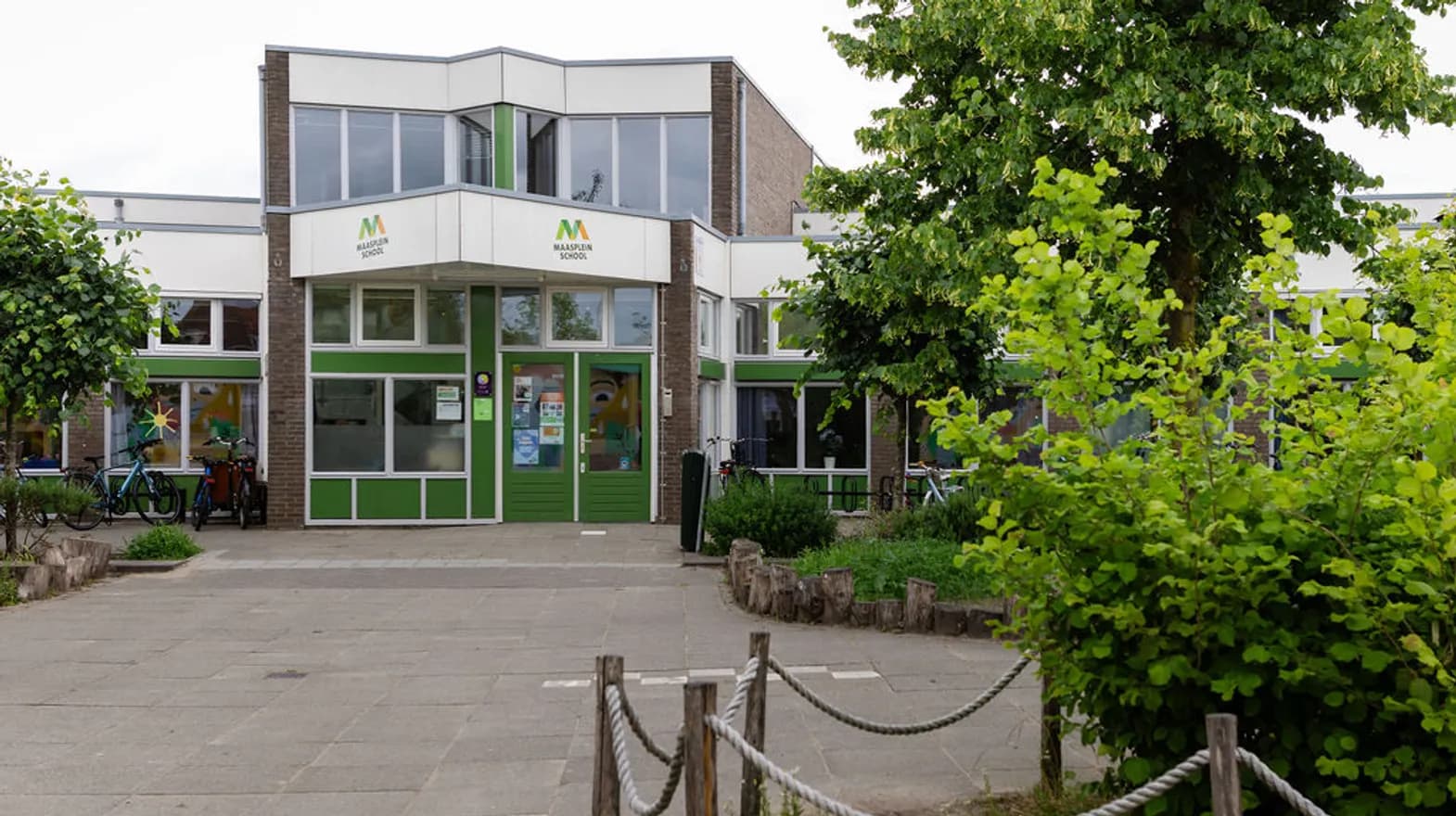 De ingang van het pand van buitenschoolse opvang de Jutter, kinderopvang Kind&co Ludens