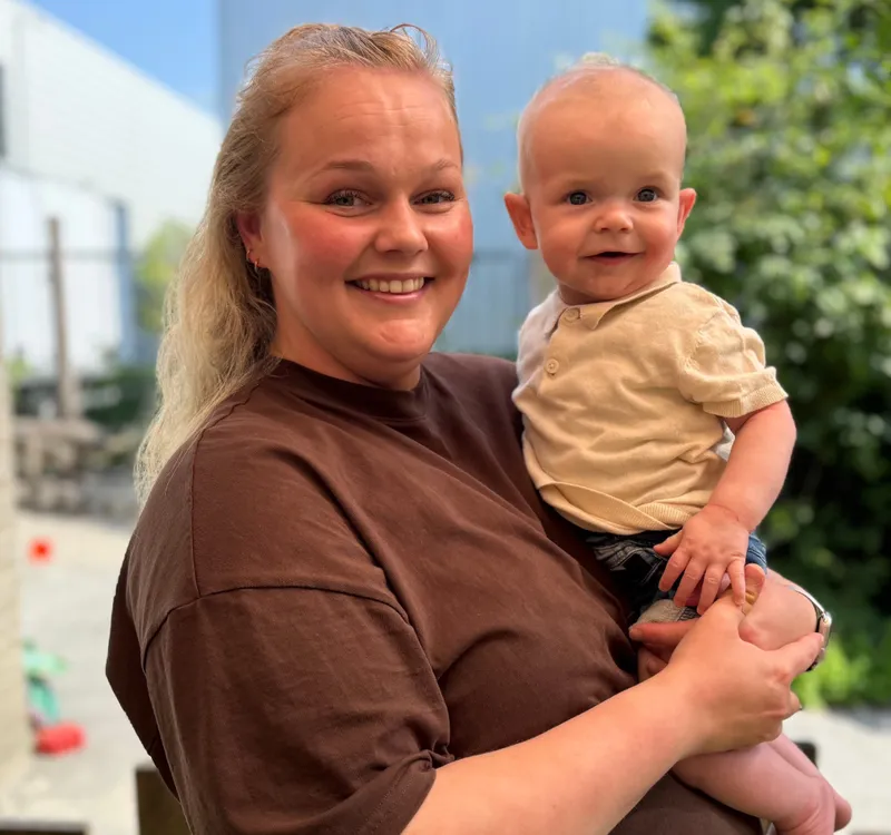 Baby op de groep met pedagogisch professional