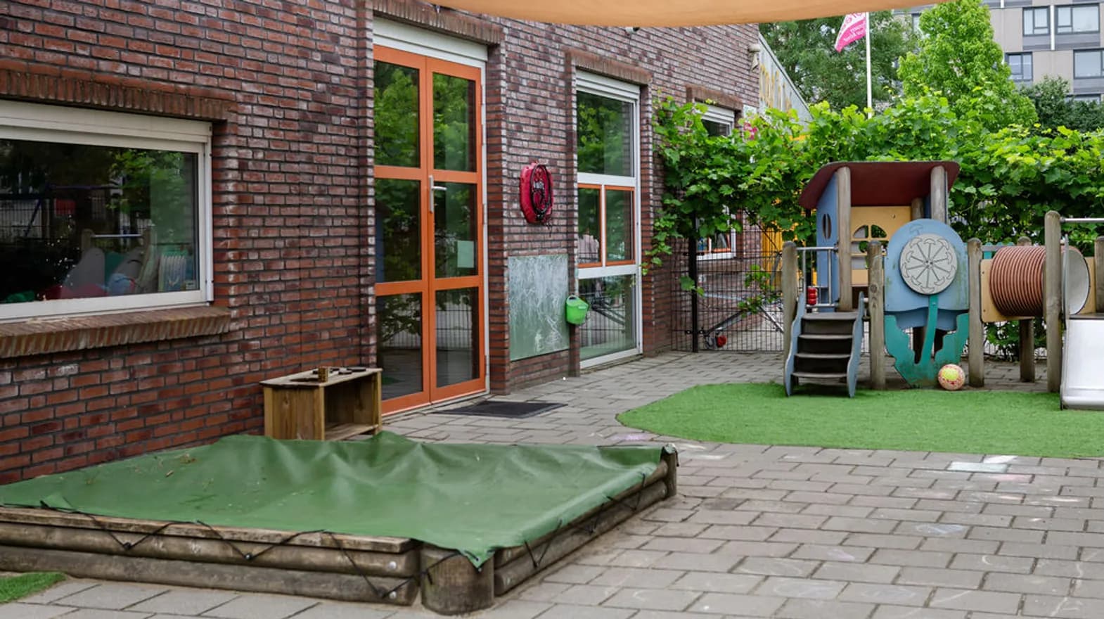 De buitenruimte van PO Op Dreef van Kind&co ludens