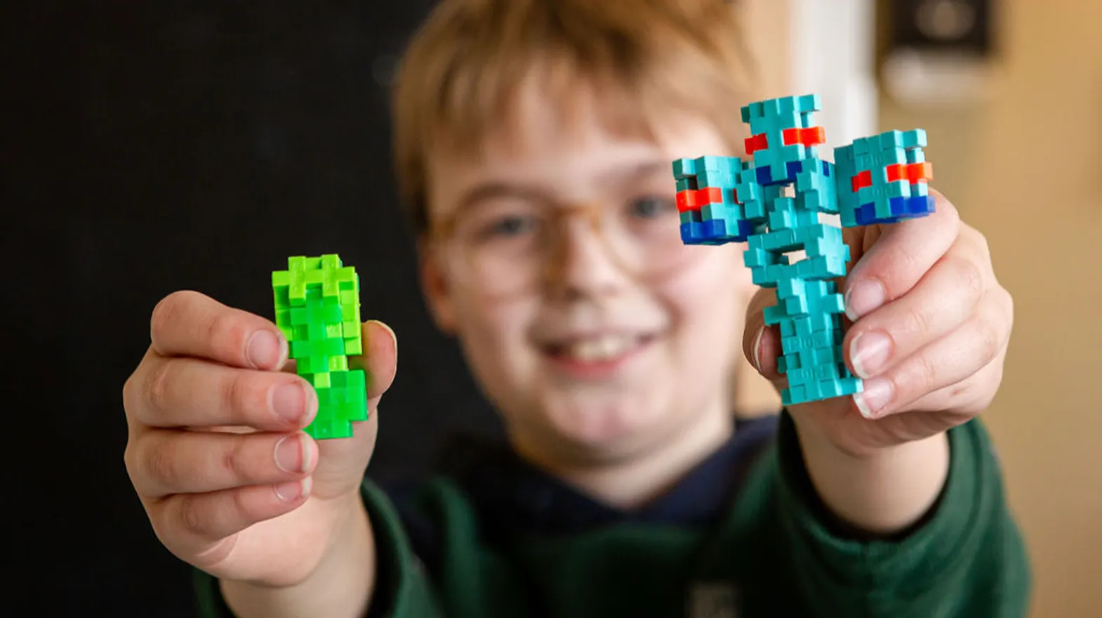 Kind laat gemaakt speelgoed zien buitenschoolse opvang IJsbeer, kinderopvang Kind&co ludens