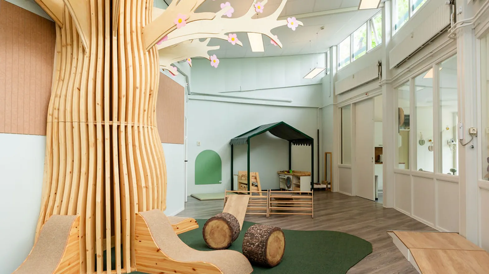 De hal met klim en speelboom bij kinderdagverblijf Nijntje, kinderopvang Kind&co ludens