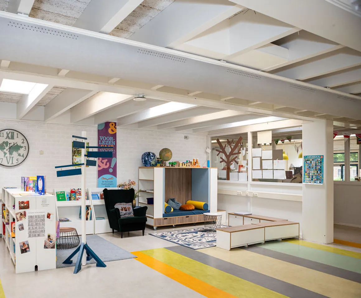 De groepsruimte met verschillende speelhoeken van buitenschoolse opvang Wereldwijzer, kinderopvang Kind&co Ludens