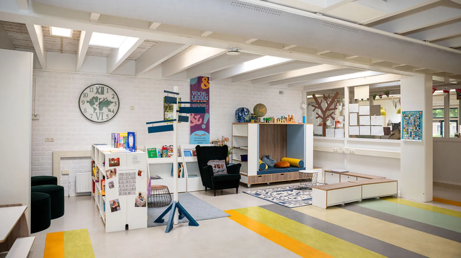 De groepsruimte met verschillende speelhoeken van buitenschoolse opvang Wereldwijzer, kinderopvang Kind&co Ludens