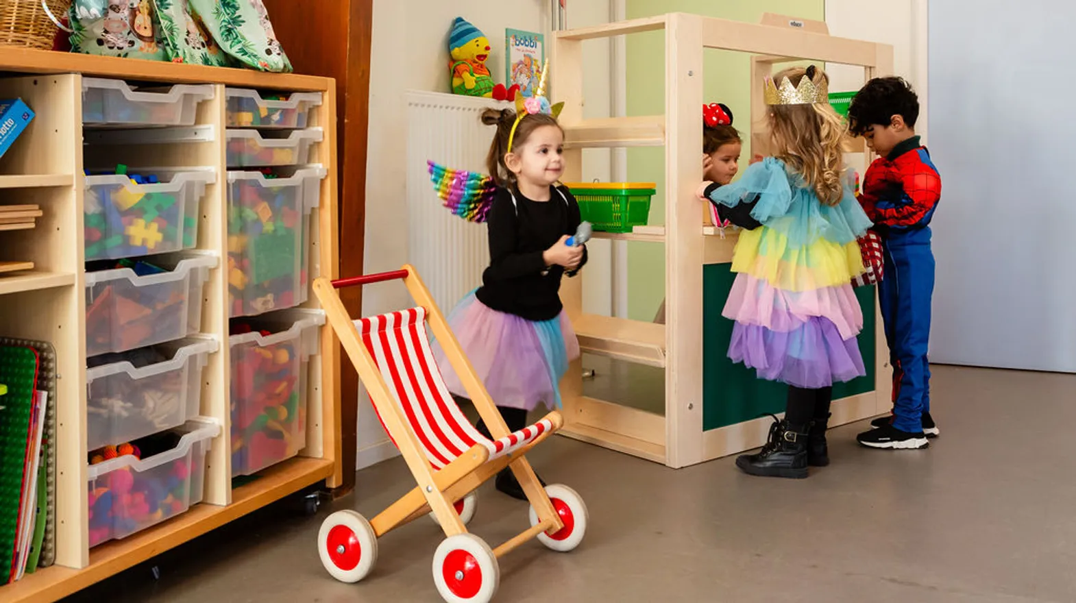 Verklede kinderen spelen winkeltje bij peuteropvang Piraatje, kinderopvang Kind&co Ludens