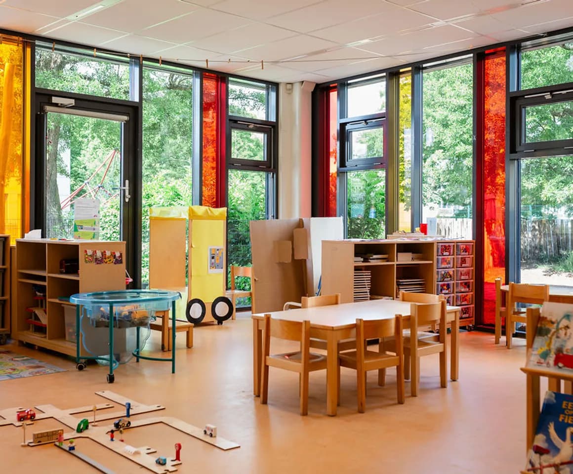 De groepsruimte met verschillende speelhoeken bij peuteropvang Schateiland bij kinderopvang Kind&co Ludens