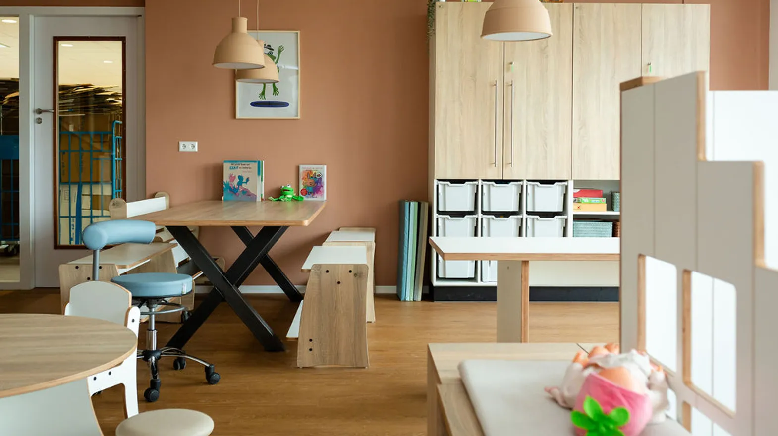 Grote tafel in interieur van peuteropvang PO Montfoort