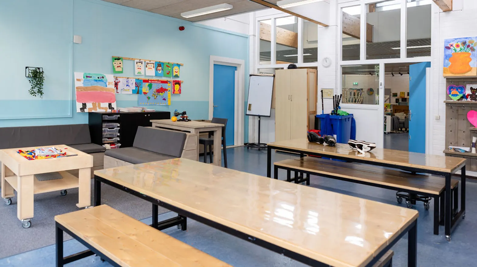 Verschillende speelhoeken in de groepsruimte van buitenschoolse opvang de Jutter, kinderopvang Kind&co Ludens