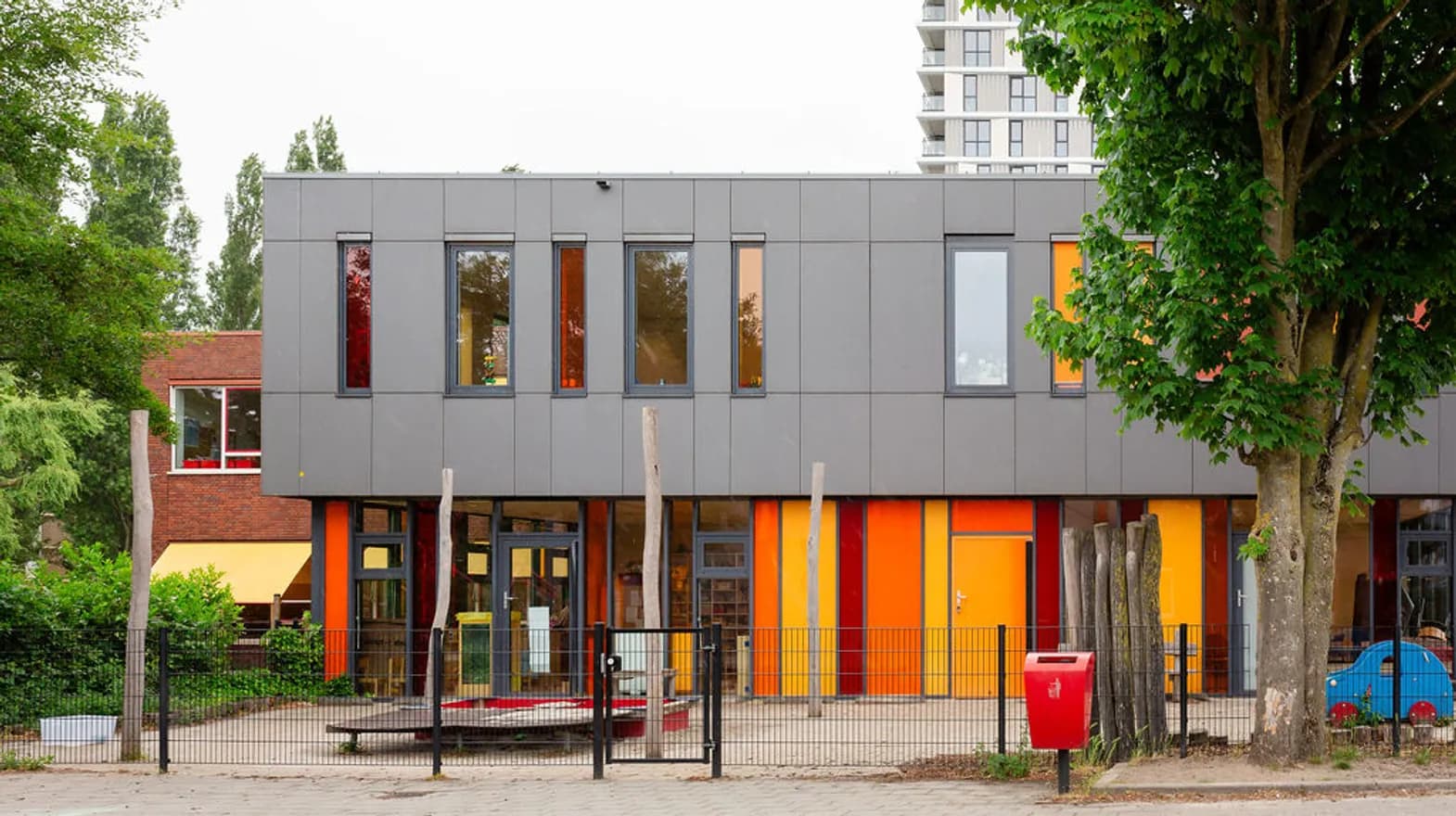 De buitenruimte met zandbak bij peuteropvang Schateiland bij kinderopvang Kind&co Ludens