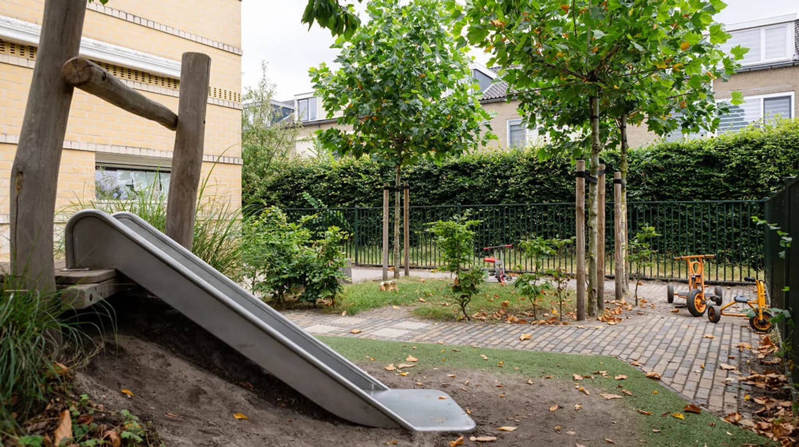 Glijbaan in de speeltuin bij PO Schakel Kind&co ludens