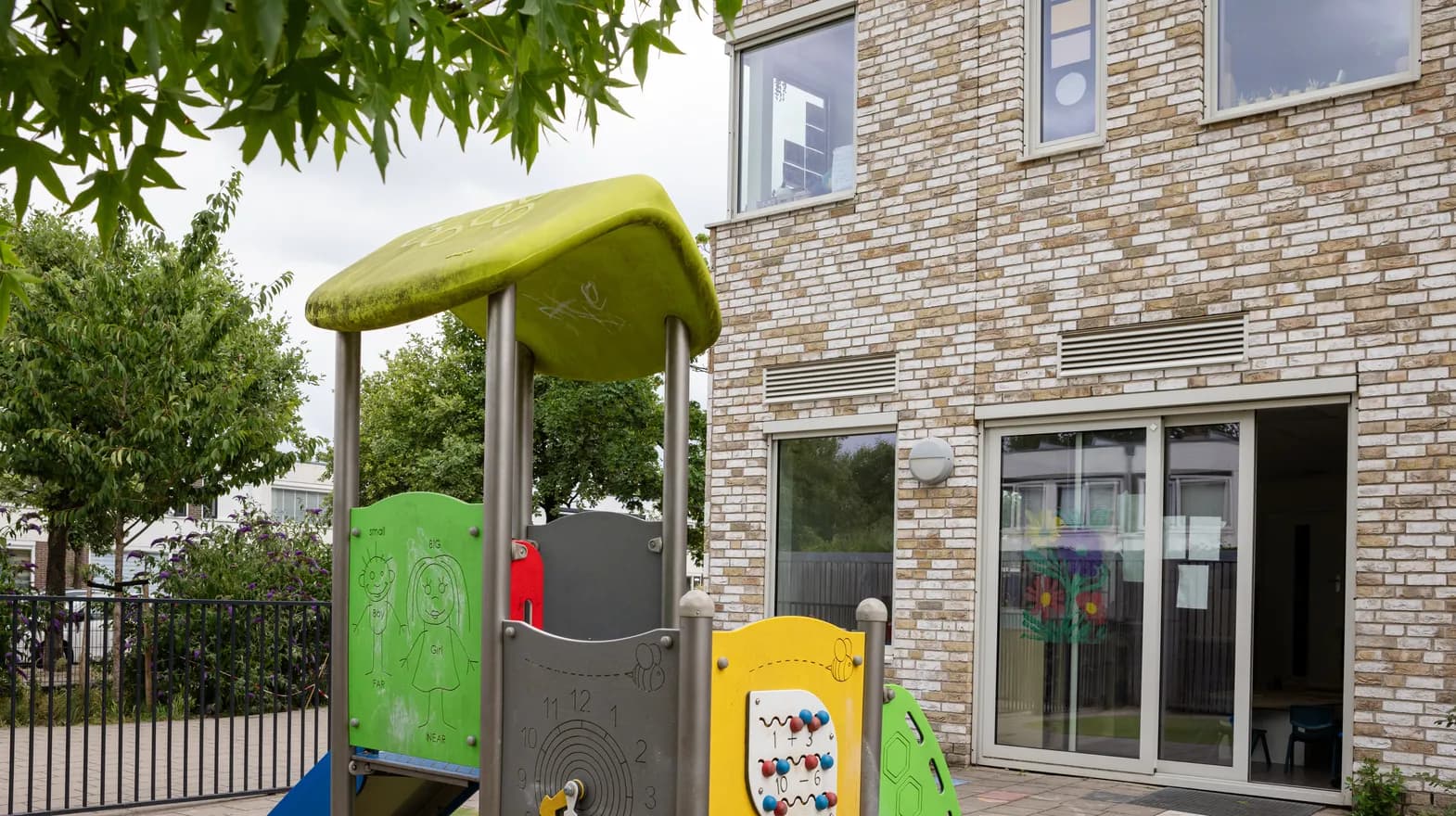 Glijbaan in de speeltuin bij PO Klopvaart Kind&co ludens