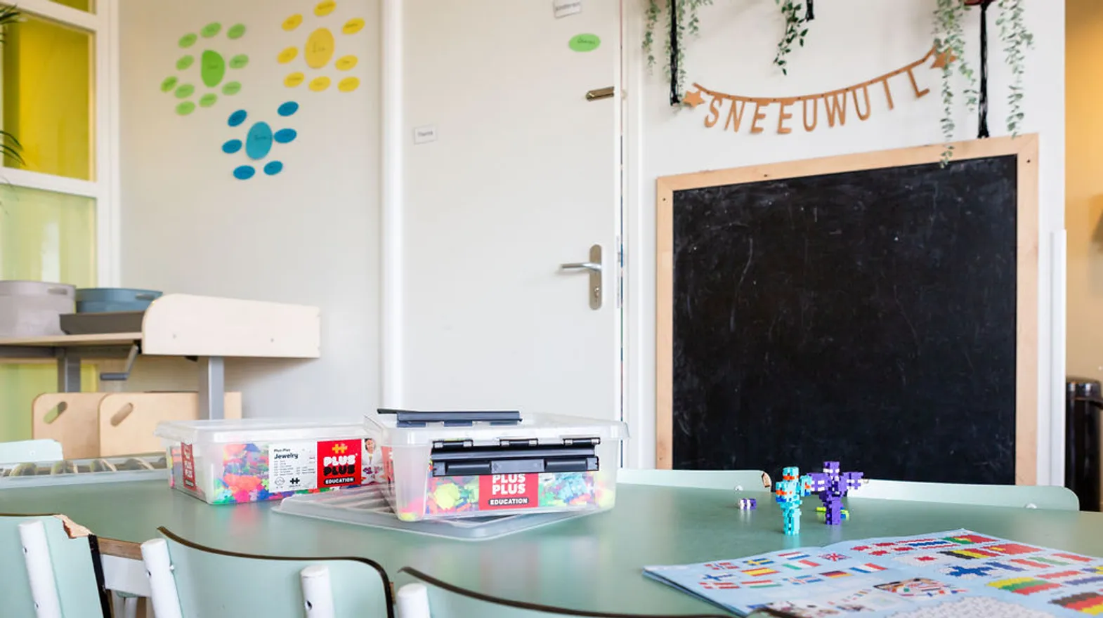 De speeltafel en het krijtbord bij buitenschoolse opvang IJsbeer, kinderopvang Kind&co ludens